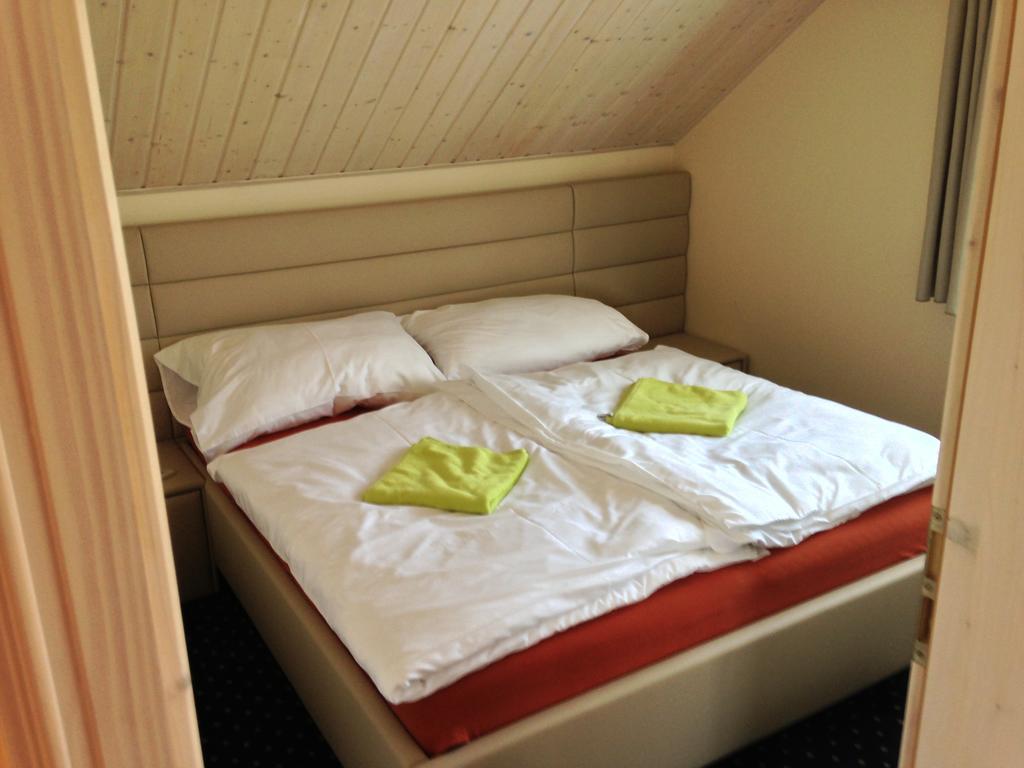 Lake View Apartments Near Golf Resort Kuneticka Hora, Dritec パルドゥビツェ 部屋 写真