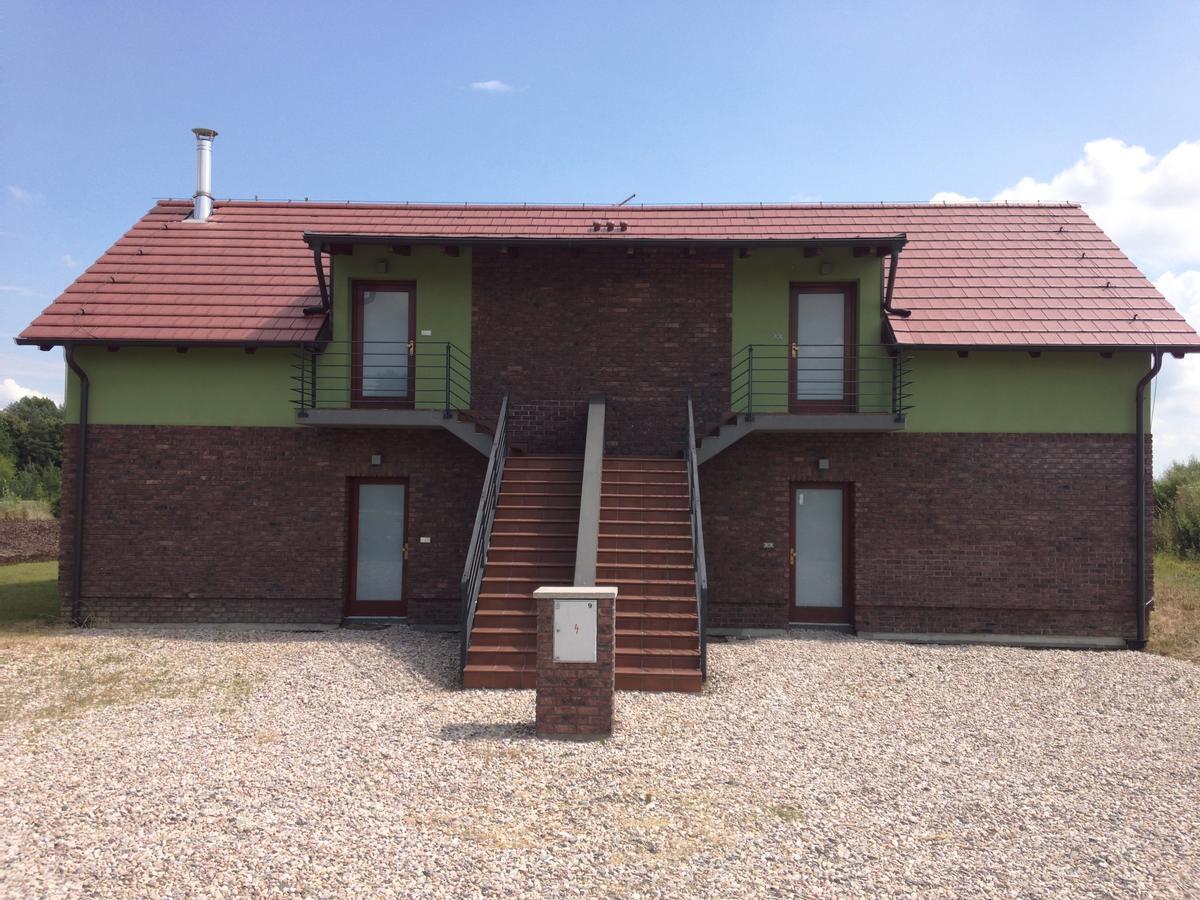 Lake View Apartments Near Golf Resort Kuneticka Hora, Dritec パルドゥビツェ エクステリア 写真
